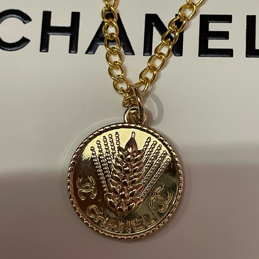 DESIGNER CC LOGO MEDALLION PULL CHARM ON NWOT UNBRANDED GP CHAIN